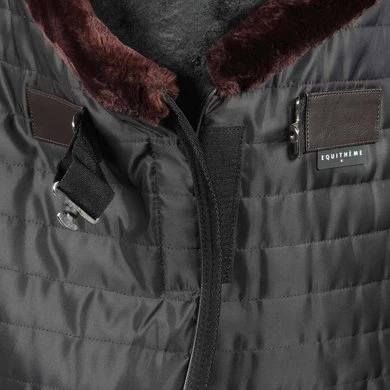 EQUITHÈME Staldeken Teddy Gevoerd Met Synthetisch Schapenvacht Zwart/Bruin 3 EQUITHÈME Staldeken Teddy Gevoerd Met Synthetisch Schapenvacht Zwart/Bruin - Afbeelding 3