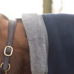 Dominick Halsstuk Cosy Fleece Navy/Grijs Dots -Exporteren Paard Gear Winkel dominick dom dominick cosy fleece 12.632c8c