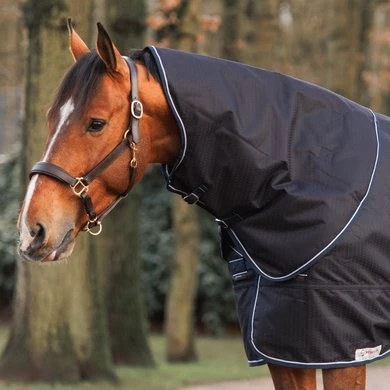 Dominick Halsstuk Turnout Lite 150g Navy/Wit 1 Dominick Halsstuk Turnout Lite 150g Navy/Wit