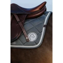 Equithème Zadeldekje Badge Springen Grijs Full -Exporteren Paard Gear Winkel ekkia 204 770 011 det1 1.f4d684