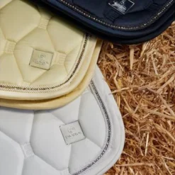 Eskadron Zadeldekje Platinum Pure Glossy Crystal Dressuur Wit -Exporteren Paard Gear Winkel eskadron esk 0123 kam 218131 445 010 380 610 add4e4e118.c31c93