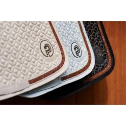 Eskadron Platinum Dressuurzadeldekje Mattgloss Jewel Zwart 3 Eskadron Platinum Dressuurzadeldekje Mattgloss Jewel Zwart -Exporteren Paard Gear Winkel eskplatinum esk 0023 kam 218539 484 030 290 310 add1.8b023a 1