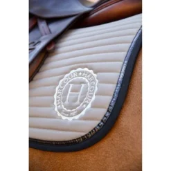 Harcour Zadeldekje Karembar Springen Taupe Full -Exporteren Paard Gear Winkel harcour karembar juin 22 taupe 1.e84556