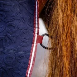 Horseware Embossed Cosy Neck Cooler Navy/Burgundy/Wit -Exporteren Paard Gear Winkel hw achdkp b5qw horseware embossed cosy neck cooler 10.d95309
