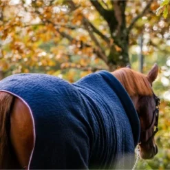 Horseware Embossed Cosy Neck Cooler Navy/Burgundy/Wit -Exporteren Paard Gear Winkel hw achdkp b5qw horseware embossed cosy neck cooler 11.99cc06