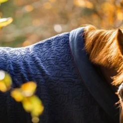 Horseware Embossed Cosy Neck Cooler Navy/Burgundy/Wit -Exporteren Paard Gear Winkel hw achdkp b5qw horseware embossed cosy neck cooler 12.7454bf