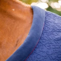 Horseware Embossed Cosy Neck Cooler Navy/Burgundy/Wit -Exporteren Paard Gear Winkel hw achdkp b5qw horseware embossed cosy neck cooler 2.5fd22c