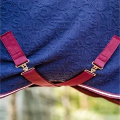 Horseware Embossed Cosy Neck Cooler Navy/Burgundy/Wit -Exporteren Paard Gear Winkel hw achdkp b5qw horseware embossed cosy neck cooler 6.9d73ea
