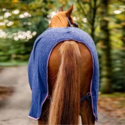 Horseware Embossed Cosy Neck Cooler Navy/Burgundy/Wit -Exporteren Paard Gear Winkel hw achdkp b5qw horseware embossed cosy neck cooler 7.5c8eae