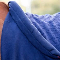 Horseware Embossed Cosy Neck Cooler Navy/Burgundy/Wit -Exporteren Paard Gear Winkel hw achdkp b5qw horseware embossed cosy neck cooler 9.ca250c