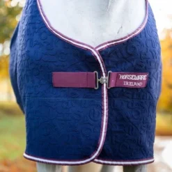 Horseware Embossed Jersey Cooler Navy/Burgundy/Wit 10 Horseware Embossed Jersey Cooler Navy/Burgundy/Wit -Exporteren Paard Gear Winkel hw achjkp b5qw horseware embossed jersey cooler 2.f1e075