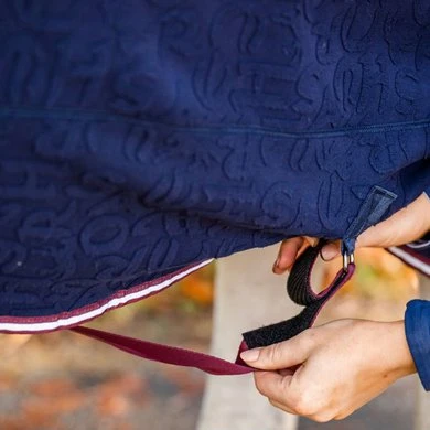 Horseware Embossed Jersey Cooler Navy/Burgundy/Wit 7 Horseware Embossed Jersey Cooler Navy/Burgundy/Wit - Afbeelding 7