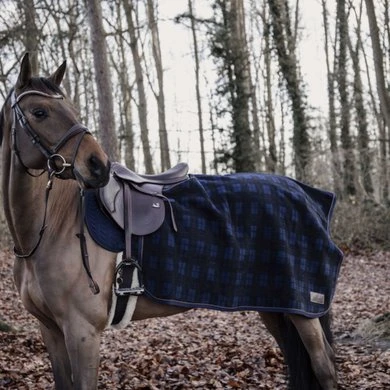 Kentucky Horsewear Kentucky Uitrijdeken Vierkant Heavy Fleece Donker Blauw 1 Kentucky Horsewear Kentucky Uitrijdeken Vierkant Heavy Fleece Donker Blauw
