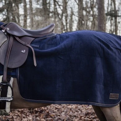 Kentucky Horsewear Kentucky Uitrijdeken Vierkant Heavy Fleece Navy 2 Kentucky Horsewear Kentucky Uitrijdeken Vierkant Heavy Fleece Navy - Afbeelding 2