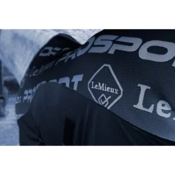 LeMieux Cooler Rug Carbon Zwart -Exporteren Paard Gear Winkel lm ps carboncooler1 hero hr.fab225