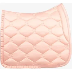 PS Of Sweden Zadeldekje Ruffle Dressuur Peach Full -Exporteren Paard Gear Winkel ps ruffle dress peach 2022 7946 1500x2000.95b764