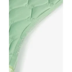 PS Of Sweden Zadeldekje Ruffle Springen Sage Green Full -Exporteren Paard Gear Winkel ps ruffle quote sage green 2022 7956 1500x2000.fb26f1