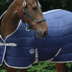 Weatherbeeta Medium Lite Stable Rug Comfitec 210D Channel Quilt Standard Neck 50g Navy/Silver/Red -Exporteren Paard Gear Winkel wb 801713 stand2.757343
